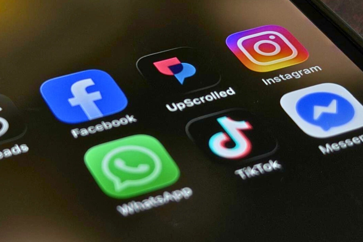 Migrația utilizatorilor americani către platforme alternative după preluarea operațiunilor TikTok de către Oracle și un consorțiu de investitori a readus în prim-plan tensiunile generate de influența și controlul asupra social media