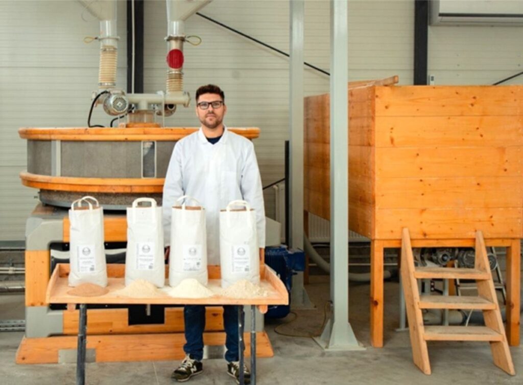 Majoritatea cumpărătorilor de făină industrială nu sunt conștienți de procesul complex și de componentele care se ascund în ambalajul simplu din magazin