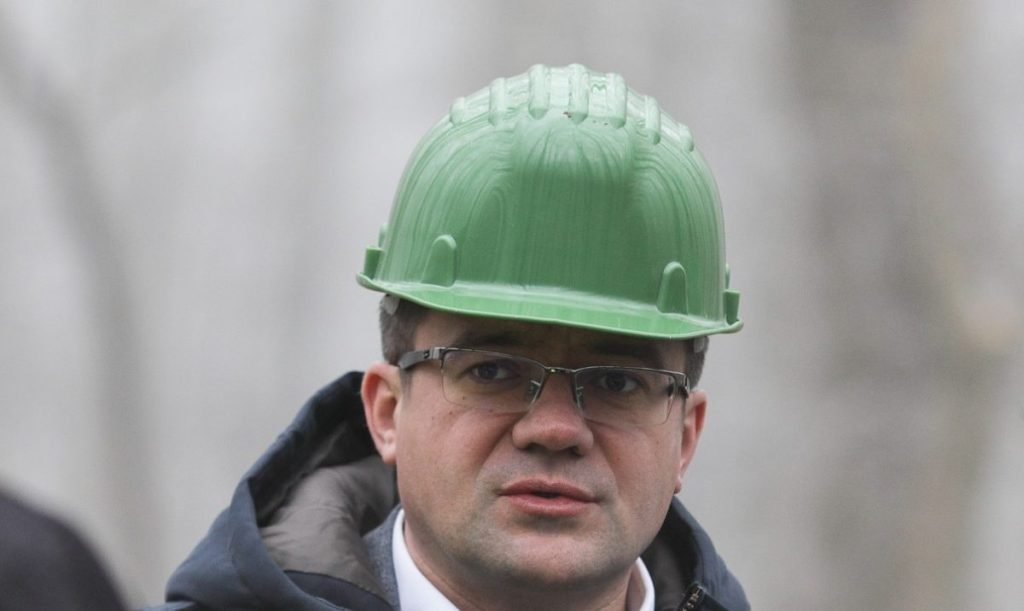 Emanuel Ungureanu, implicat în scene controversate ale politicii locale, angajat recent în aparatul administrativ al Consiliului Județean Iași fără concurs, readuce în atenție suspiciuni legate de relațiile și influențele din cercurile politice ale județului