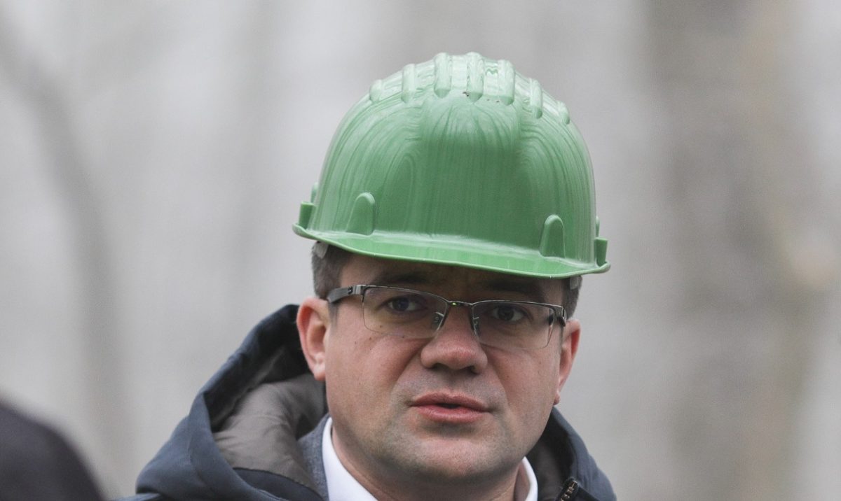 Emanuel Ungureanu, implicat în scene controversate ale politicii locale, angajat recent în aparatul administrativ al Consiliului Județean Iași fără concurs, readuce în atenție suspiciuni legate de relațiile și influențele din cercurile politice ale județului