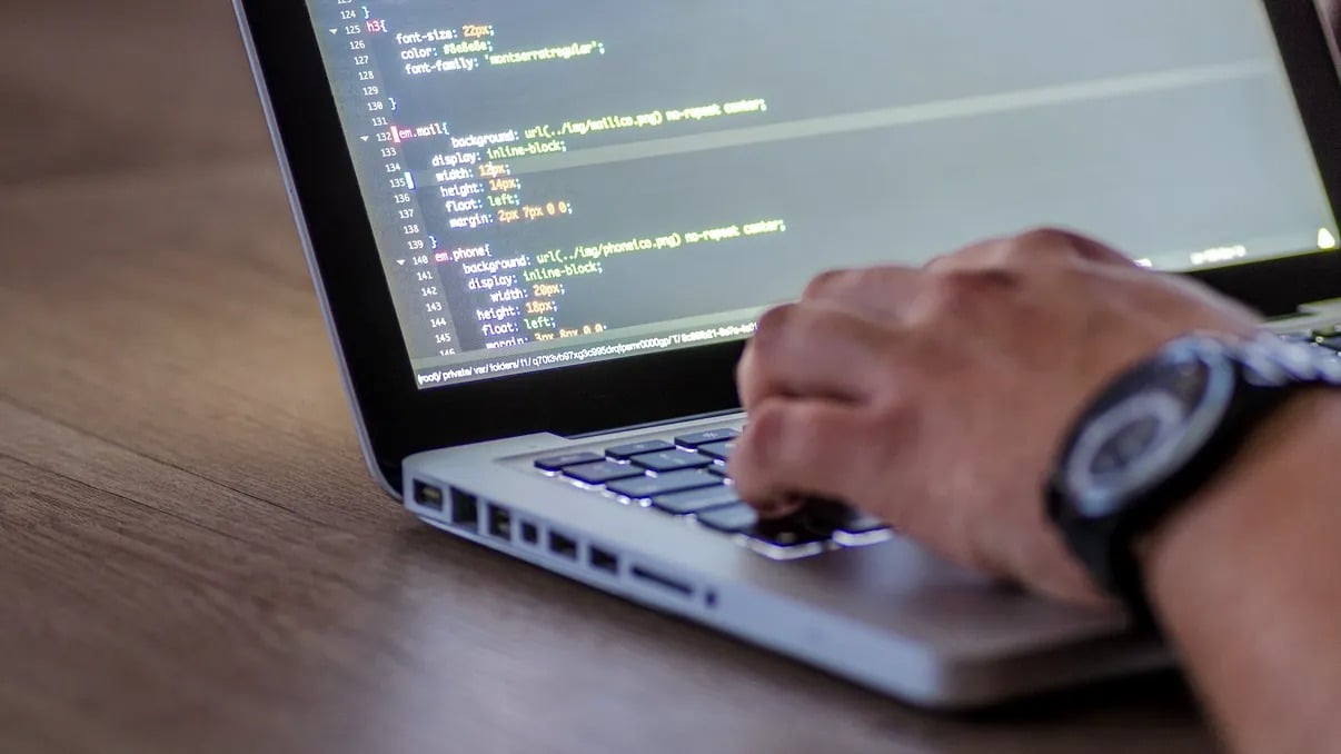 De la tutoriale pas cu pas la adevărata înțelepciune în programare: drumul complex al învățării Pentru mulți începători, drumul în universul programării începe adesea cu tutoriale