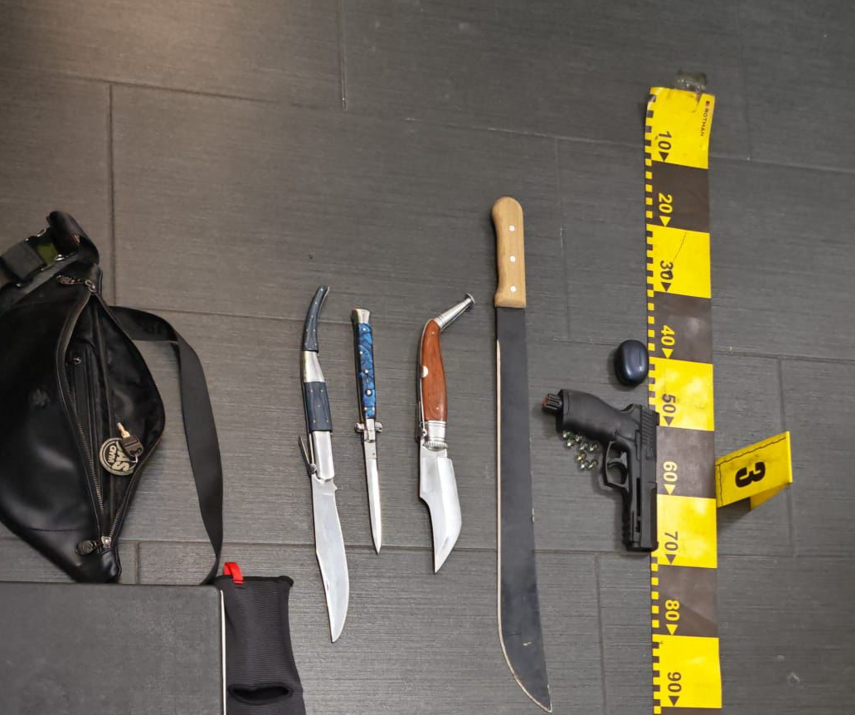 Scandal violent și arme albe într-o sală de fitness din Sectorul 6 Un scandal violent izbucnit într-o sală de fitness din Sectorul 6 al Capitalei s-a soldat cu reținerea a șapte tineri, cu vârste cuprinse între 16 și 25 de ani