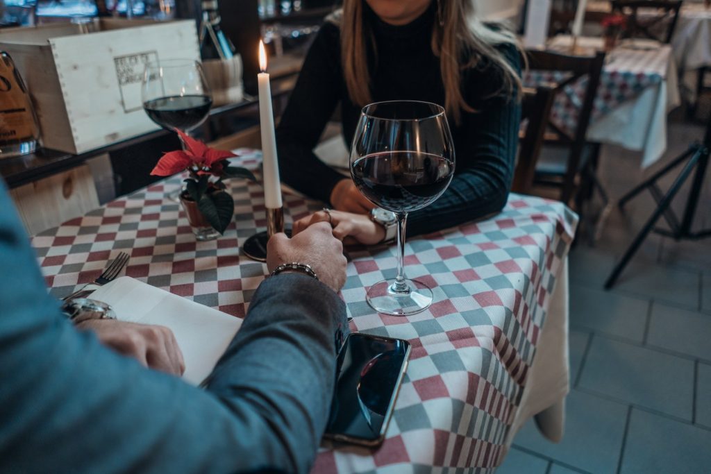 Regula de 24 de ore: soluția virală pentru certurile de cuplu și salvarea relațiilor Într-o lume în care totul pare să se miște cu o viteză amețitoare, și relațiile intime nu sunt ferite de provocări