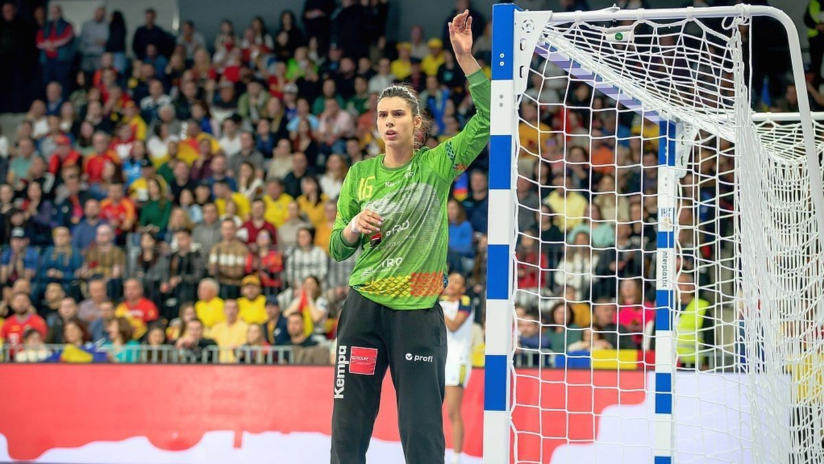 CSM București își întărește echipa cu Denisa Șandru CSM București, campioana en-titre a României, a anunțat astăzi întoarcerea portăriței Denisa Șandru, care va reveni în cadrul echipei după o absență de cinci ani