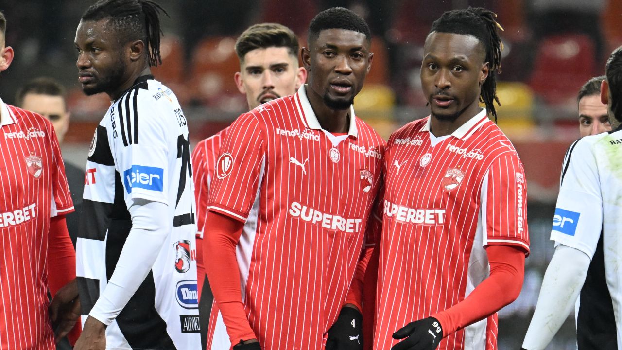 Dinamo – „U” Cluj: Duel cu tradiție în Superligă, LIVE TEXT pe Sport.ro Astăzi, de la ora 20:30, stadionul „Dinamo” din București va fi gazda unui meci electrizant între echipa locală și Universitatea Cluj, un duel cu rădăcini adânci în istoria fotbalului românesc