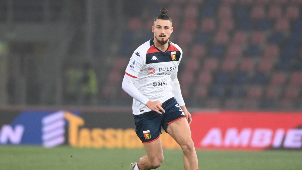 Genoa și Radu Drăgușin: O posibilitate pe masa negocierilor În peisajul din Serie A, Genoa ar putea face o mutare surpriză pe piața transferurilor, având în vedere interesul pentru tânărul fundaș Radu Drăgușin