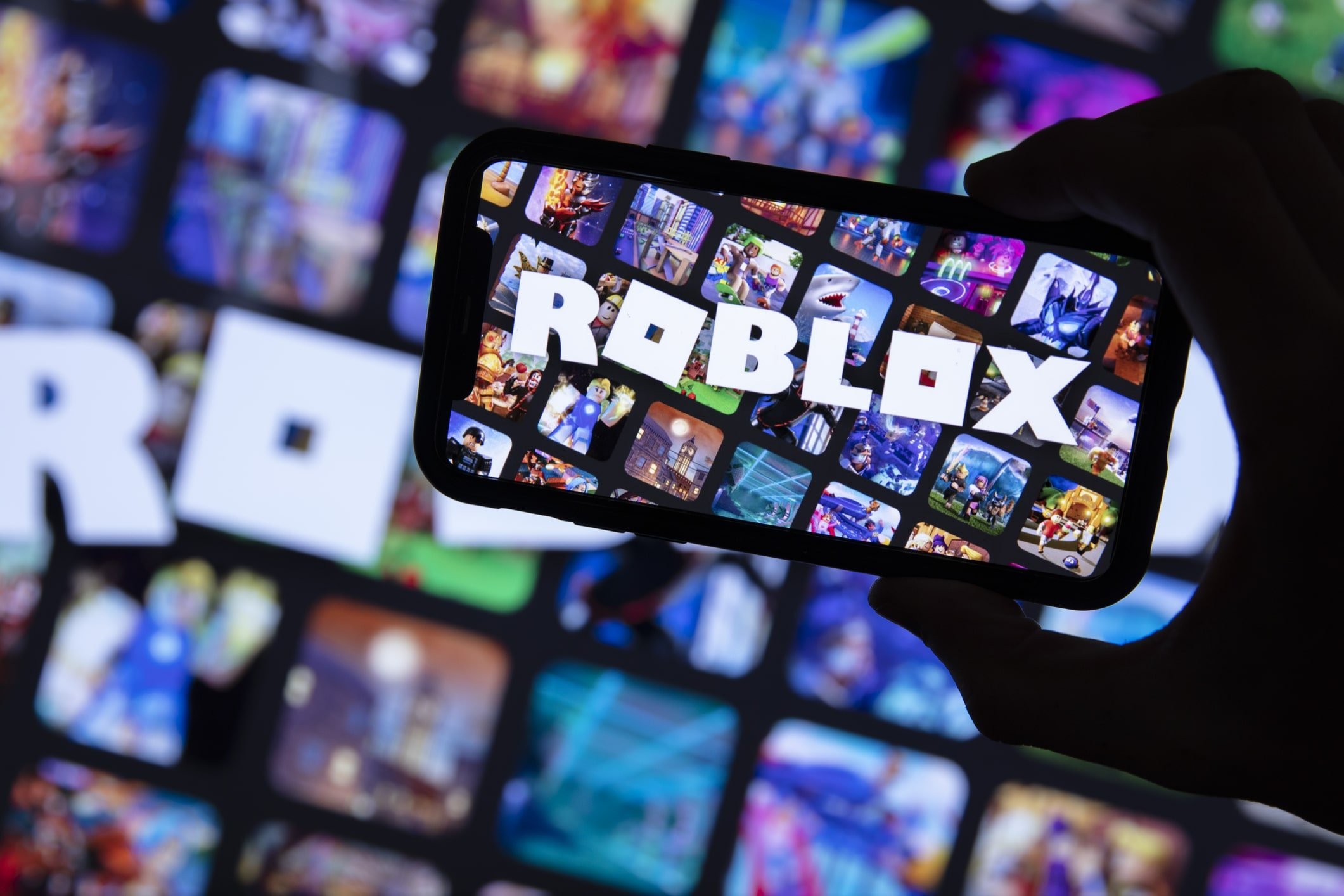 Roblox introduce verificarea obligatorie a vârstei pentru toți utilizatorii la nivel global, o mișcare deosebit de importantă în contextul preocupărilor pentru siguranța minorilor online Platforma de jocuri online Roblox, unul dintre cele mai populare medii digitale pentru copii și adolescenți, a decis să implementeze o măsură complexă de verificare a vârstei, extinzându-și astfel strategiile de protecție a utilizatorilor tineri