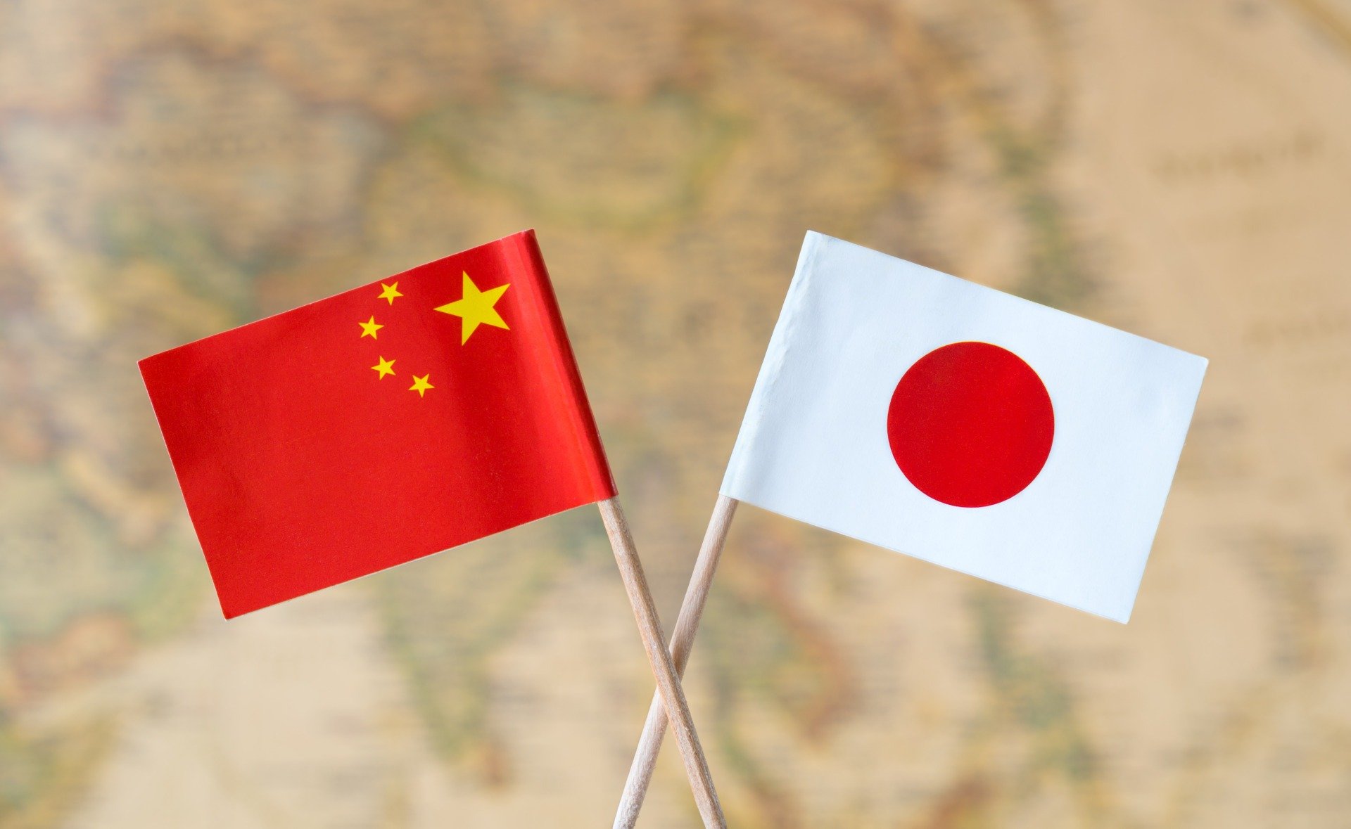 China intensifică controalele asupra exporturilor către Japonia, alimentând tensiunile geopolitice din Asia China a anunțat marți că va înăspri controalele asupra exporturilor către Japonia, măsuri care vizează substanțe și tehnologii care pot avea atât utilizări civile, cât și militare