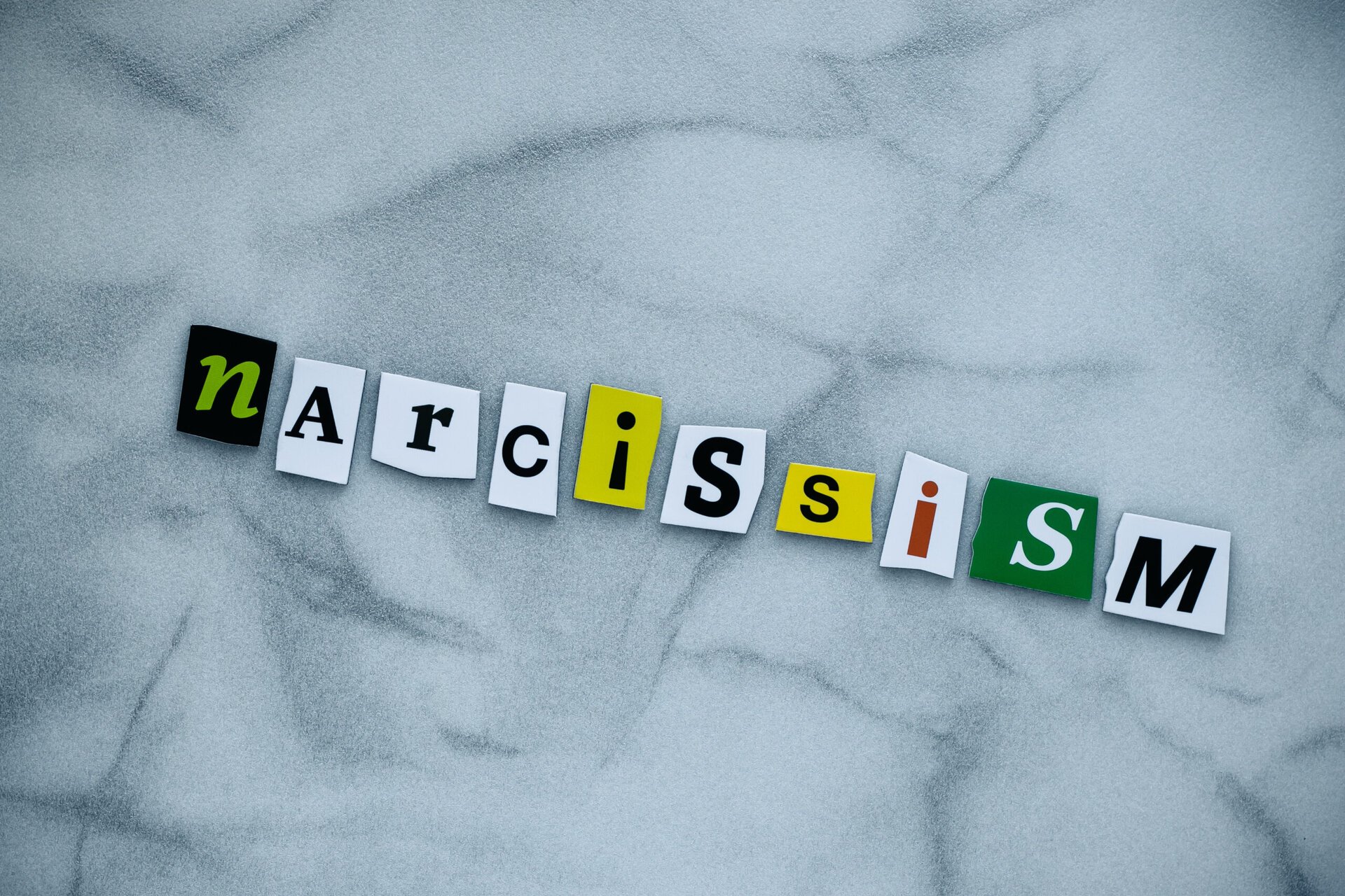 De unde provine termenul „narcisism” și de ce îl aplicăm frecvent?