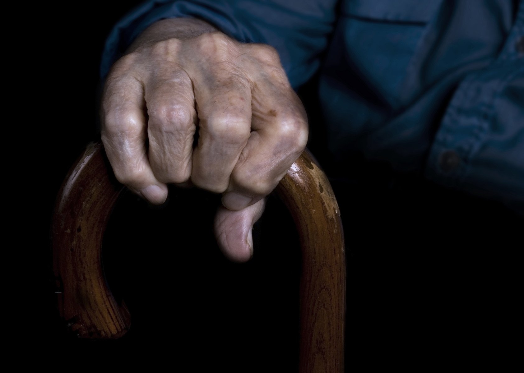 Octogenar din Finlanda, găsit în stare precară într-un subsol de 20 de ani; două persoane arestate pentru trafic de ființe