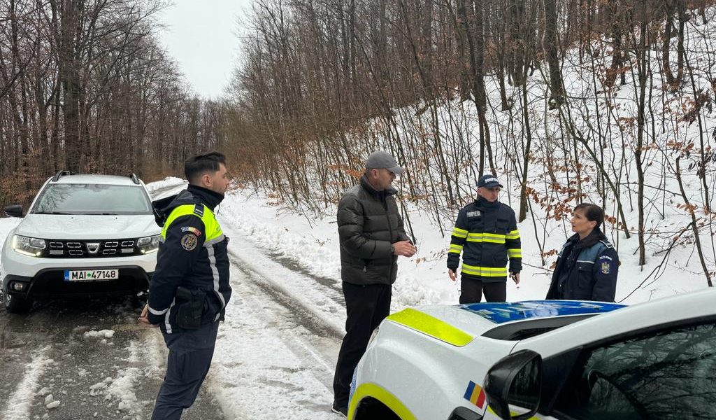 drum-blocat-zapada-masini-de-politie-politisti.jpg - StiriAlese