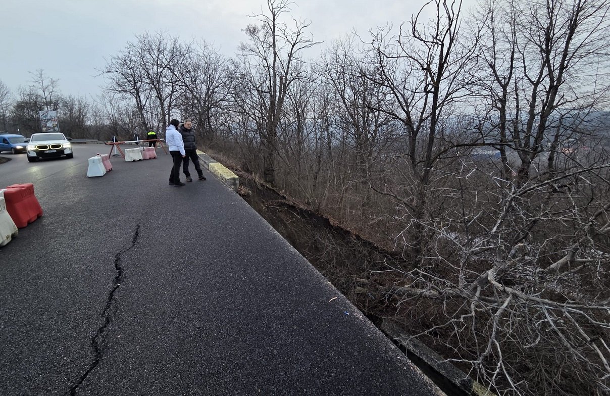 Câmpina, 20 ianuarie 2023 – O alunecare de teren violentă, urmată de prăbușirea semnificativă a terasamentului, a dus la închiderea temporară a circulației rutiere pe Bulevardul Carol I, unul dintre principalele trasee ale orașului