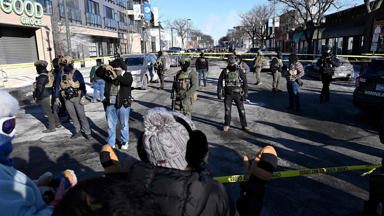 Un nou incident tragic în Minneapolis: un bărbat, împușcat mortal de agenții ICE Un bărbat în vârstă de 37 de ani, cunoscut sub numele de Alex Pretti, a fost împușcat mortal de agenții Departamentului pentru Securitate Internă al Statelor Unite (ICE) în dimineața zilei de vineri, în sudul Minneapolis-ului