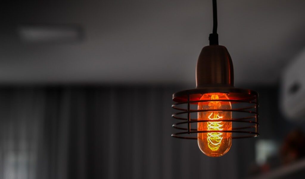 economie-curent-electric-facturi-energie-electrica-bec.jpg - StiriAlese