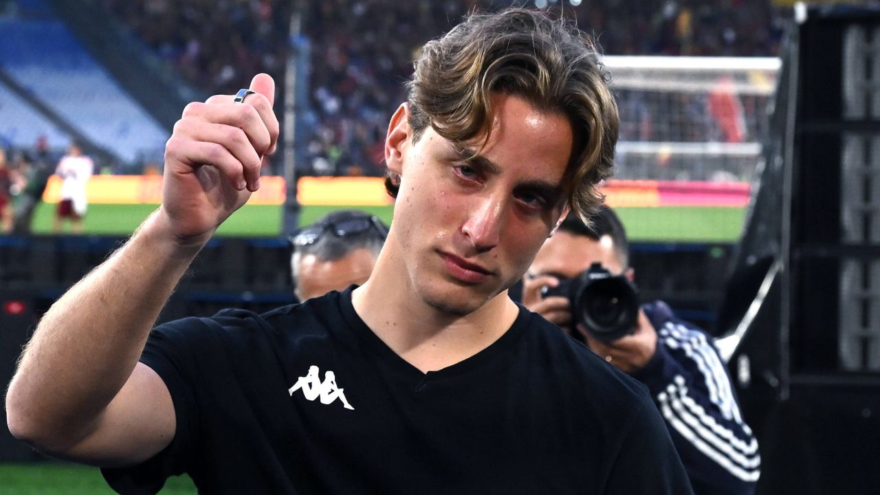 Evoluția carierei lui Edoardo Bove: De la tragedie la triumf Edoardo Bove, mijlocașul italian cunoscut pentru talentoasele sale prestații pe terenul de fotbal, a semnat recent un contract pe cinci sezoane și jumătate cu clubul englez Watford