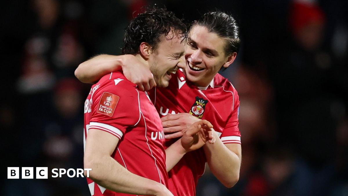 Wrexham domină Nottingham Forest la pauză: 2-0 Wrexham se află în avantaj clar în confruntarea cu Nottingham Forest, conducând cu 2-0 la pauză