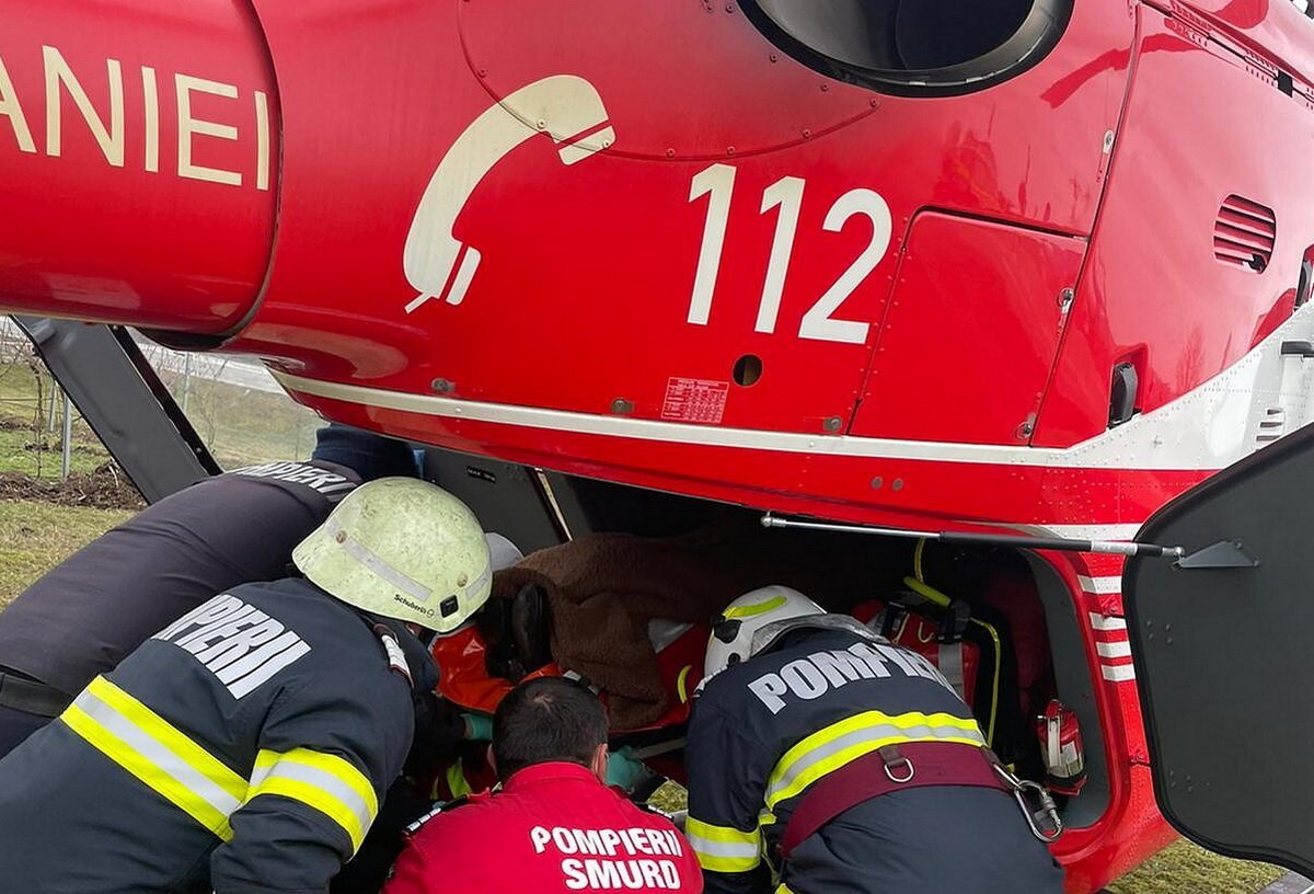 Tragedie pe șoselele din Brașov: o familie distrusă într-un accident rutier grav Un accident rutier extrem de grav s-a petrecut luni dimineața, în localitatea Poiana Mărului, județul Brașov, lăsând în urmă un bilanț sumbru de pierderi