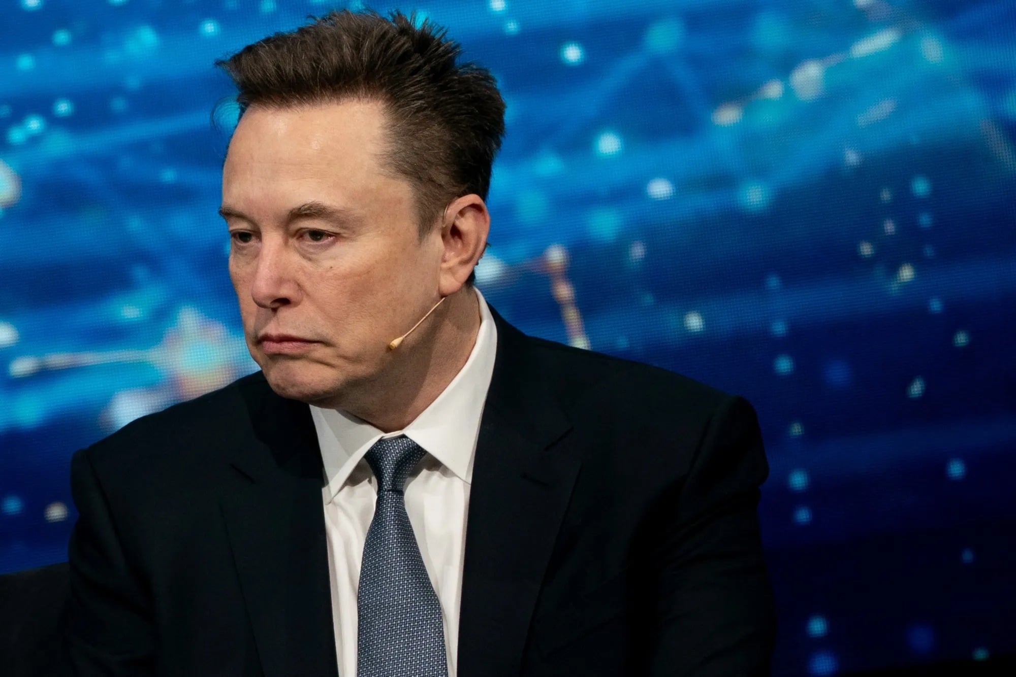 Elon Musk, figura emblematică a tehnologiei și un pionier al inteligenței artificiale, a declanșat un nou val de controverse și acțiuni judiciare împotriva celui mai mare parteneriat din domeniu, OpenAI, și gigantul tehnologic Microsoft