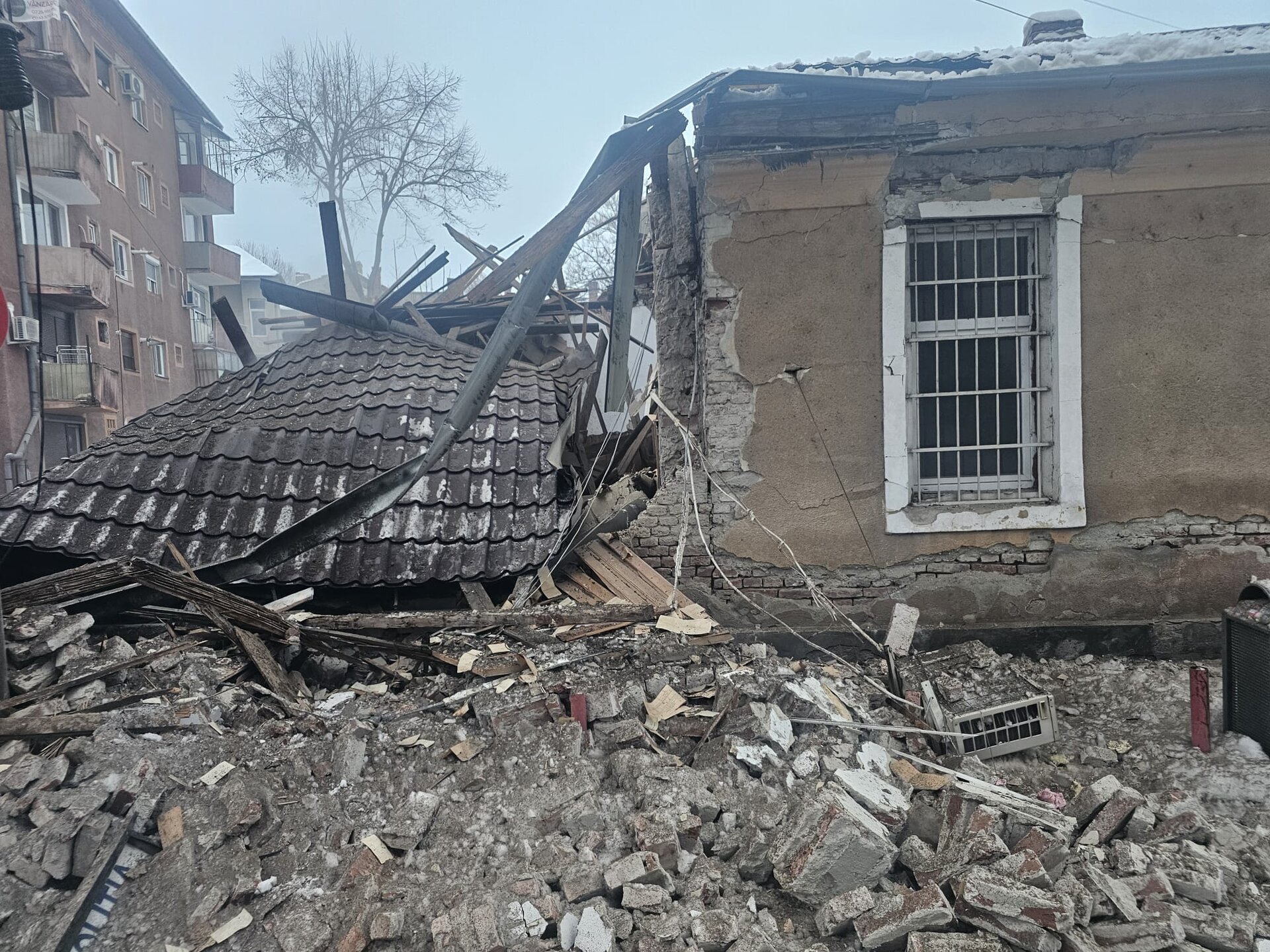 Explozia de la sediul Poliției Rutiere din Lugoj, cauzată, cel mai probabil, de o conductă de gaz fisurată, ridică semne de întrebare în contextul măsurilor de siguranță ale autorităților Timiș, 5 ianuarie 2023 – Un incident de proporții a zguduit miercuri sediul Poliției Rutiere din Lugoj, cauzat aparent de o problemă tehnică la sistemul de alimentare cu gaz