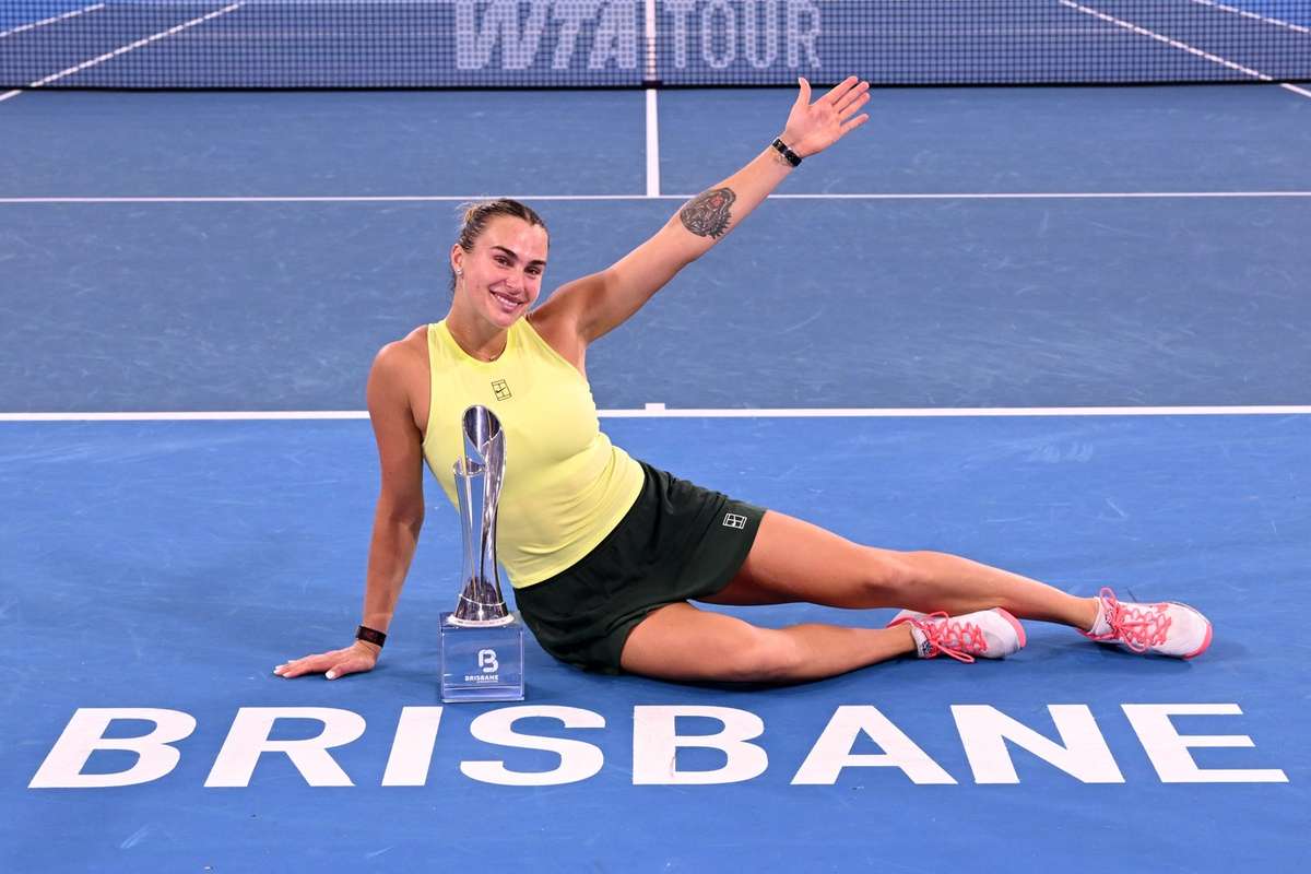 Aryna Sabalenka a început sezonul 2026 într-un stil magistral, apărarea titlului său de la Brisbane fiind acompaniată de o victorie categorică împotriva Marthei Kostyuk, cu 6-4, 6-3