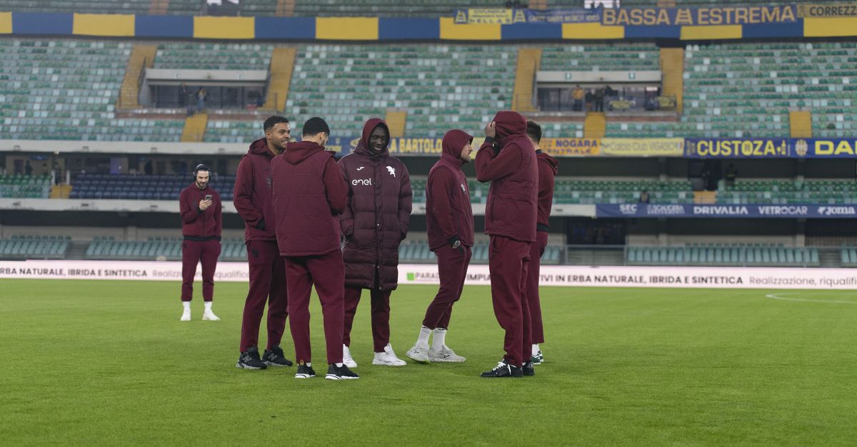 Verona-Torino: Suporteri strigă „Vrem jucători care luptă!”