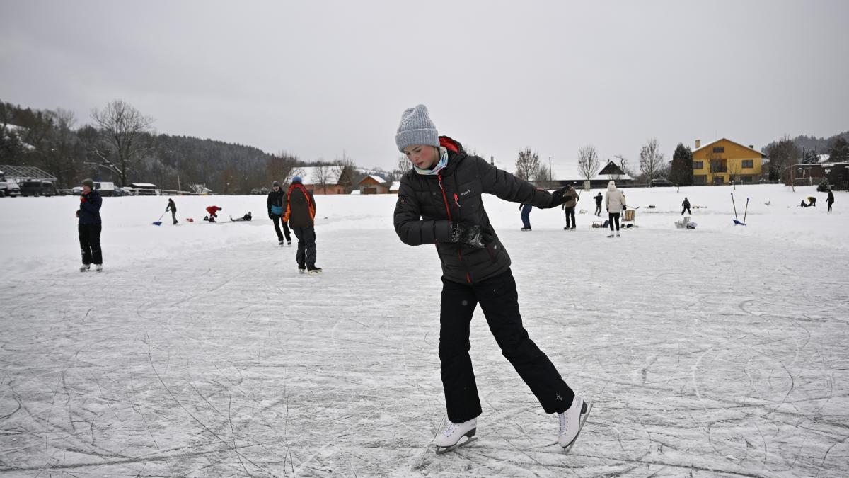 Lacul Balaton a înghețat complet pentru prima dată din 2017 Pentru prima oară în ultimii șase ani, Lacul Balaton, supranumit „Marea Ungariei”, a înghețat complet, rezultatul unei perioade de vreme extremă în Ungaria
