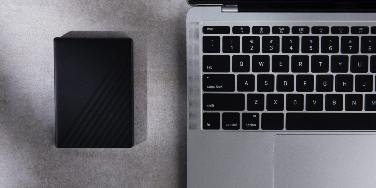 flat-lay-storage-device-laptop-assortment-scaled.jpg - StiriAlese