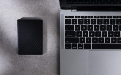 flat-lay-storage-device-laptop-assortment-scaled.jpg - StiriAlese