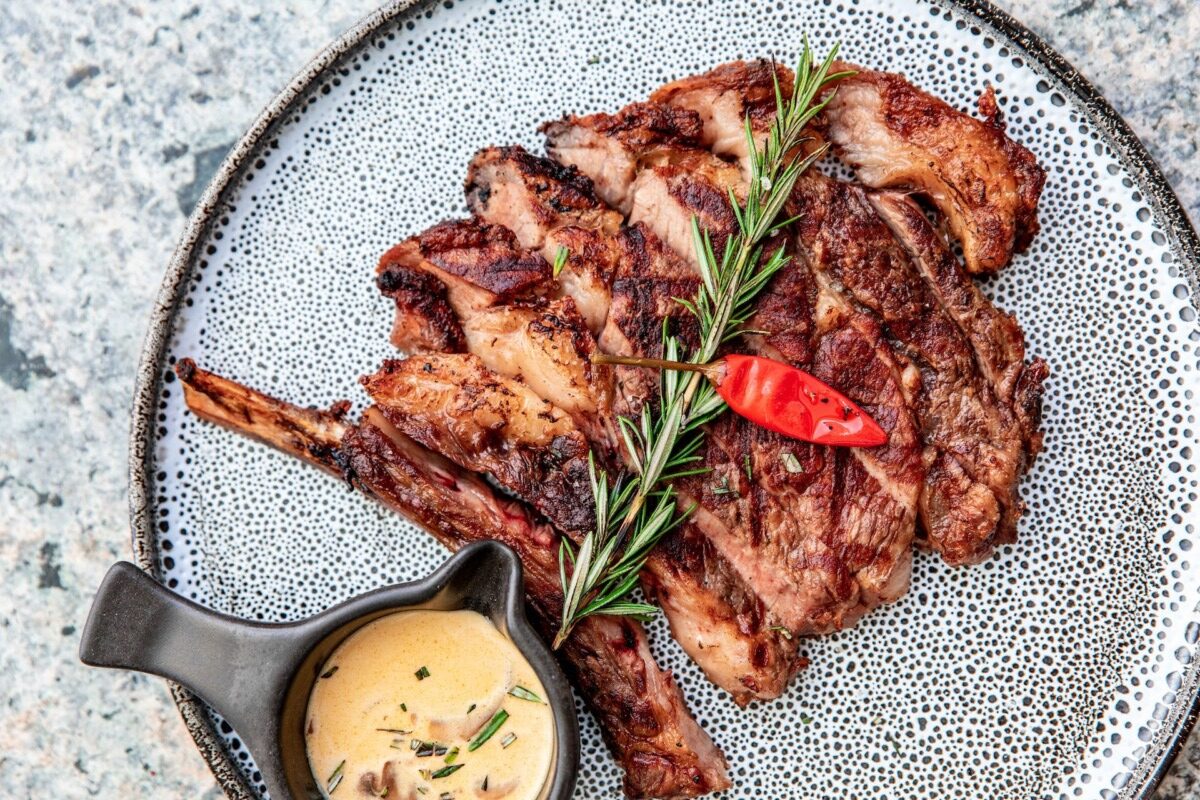 Consumul de carne, un factor ce poate influența longevitatea, a fost recent analizat de cercetători care au descoperit o corelație interesantă între această alimentație și șansele de a atinge vârsta de peste 100 de ani