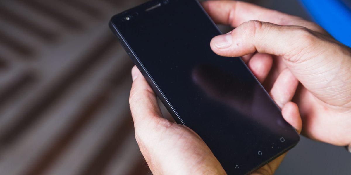 from-hand-using-smartphone-scaled.jpg - StiriAlese