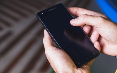 from-hand-using-smartphone-scaled.jpg - StiriAlese