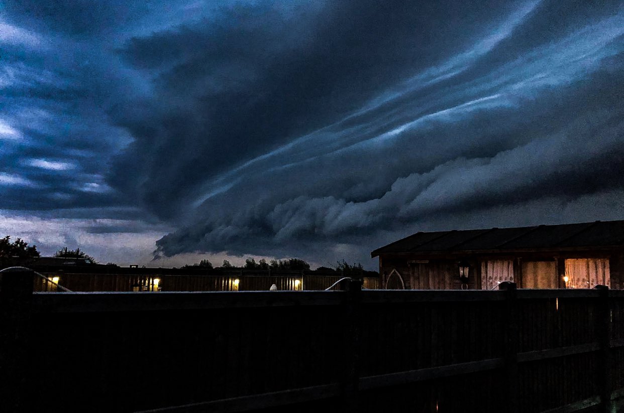 Peste 9.000 de consumatori din județul Alba au rămas fără curent electric luni seară, la ora 18:00, în urma codului portocaliu de instabilitate meteo emis de meteorologi