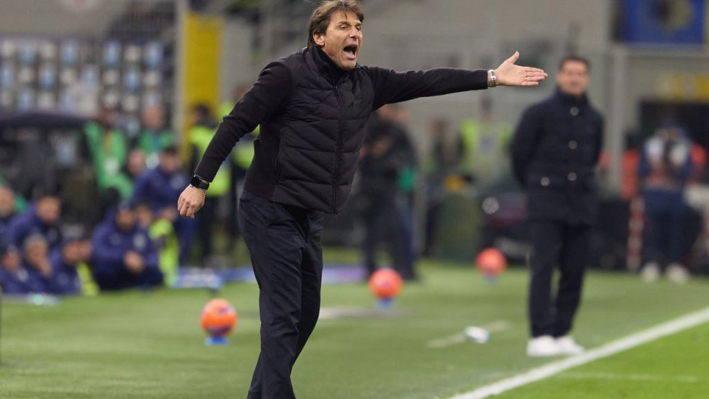 Antonio Conte sancționat sever pentru proteste pe marginea terenului Antonio Conte, antrenorul echipei Inter Milano, a fost eliminat direct în urma unor proteste vehemente în timpul confruntării cu Napoli, meci care a stârnit controverse atât pe teren, cât și în afara acestuia