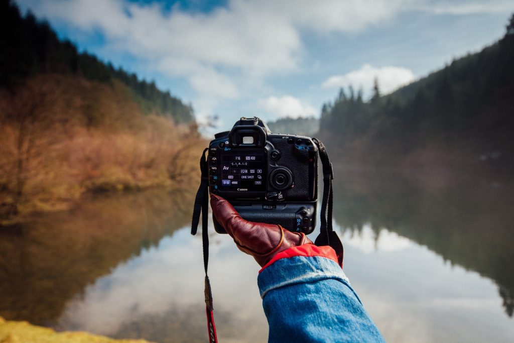 Pentru a crea un timelapse fluid și cinematic, secretul nu stă doar în a apasă butonul de înregistrare și a aștepta rezultatul, ci în controlul precis al fiecărui aspect al procesului