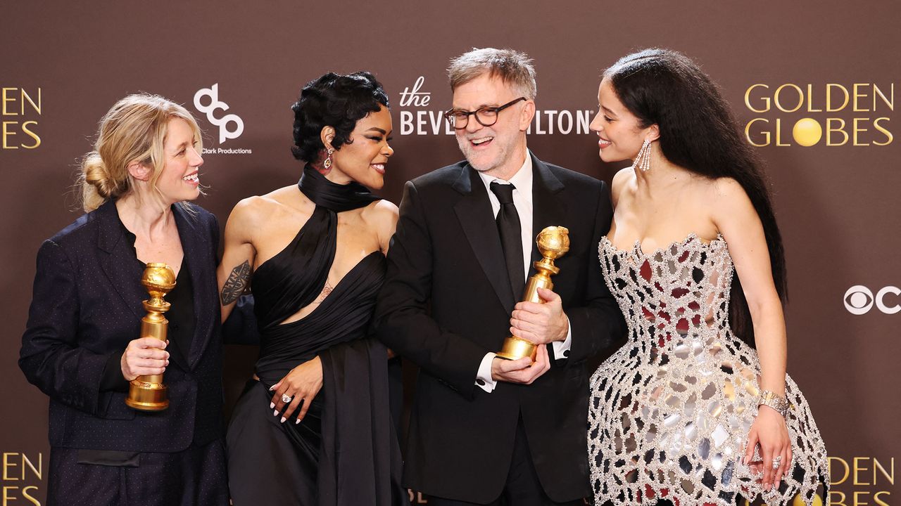 „One Battle After Another” Domina Gala Golden Globes 2026 Filmul „One Battle After Another” a fost marele câștigător al celei de-a 83-a ediții a Golden Globes, consolidându-se ca principala opțiune în cursa pentru premiile din acest sezon