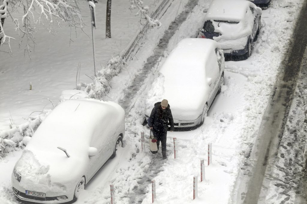 Calitatea aerului din București devine alarmantă, în ciuda temperaturilor scăzute ale iernii Dimineața de duminică aduce un tablou îngrijorător pentru locuitorii Capitalei, deoarece nivelul poluării atmosferice a crescut semnificativ
