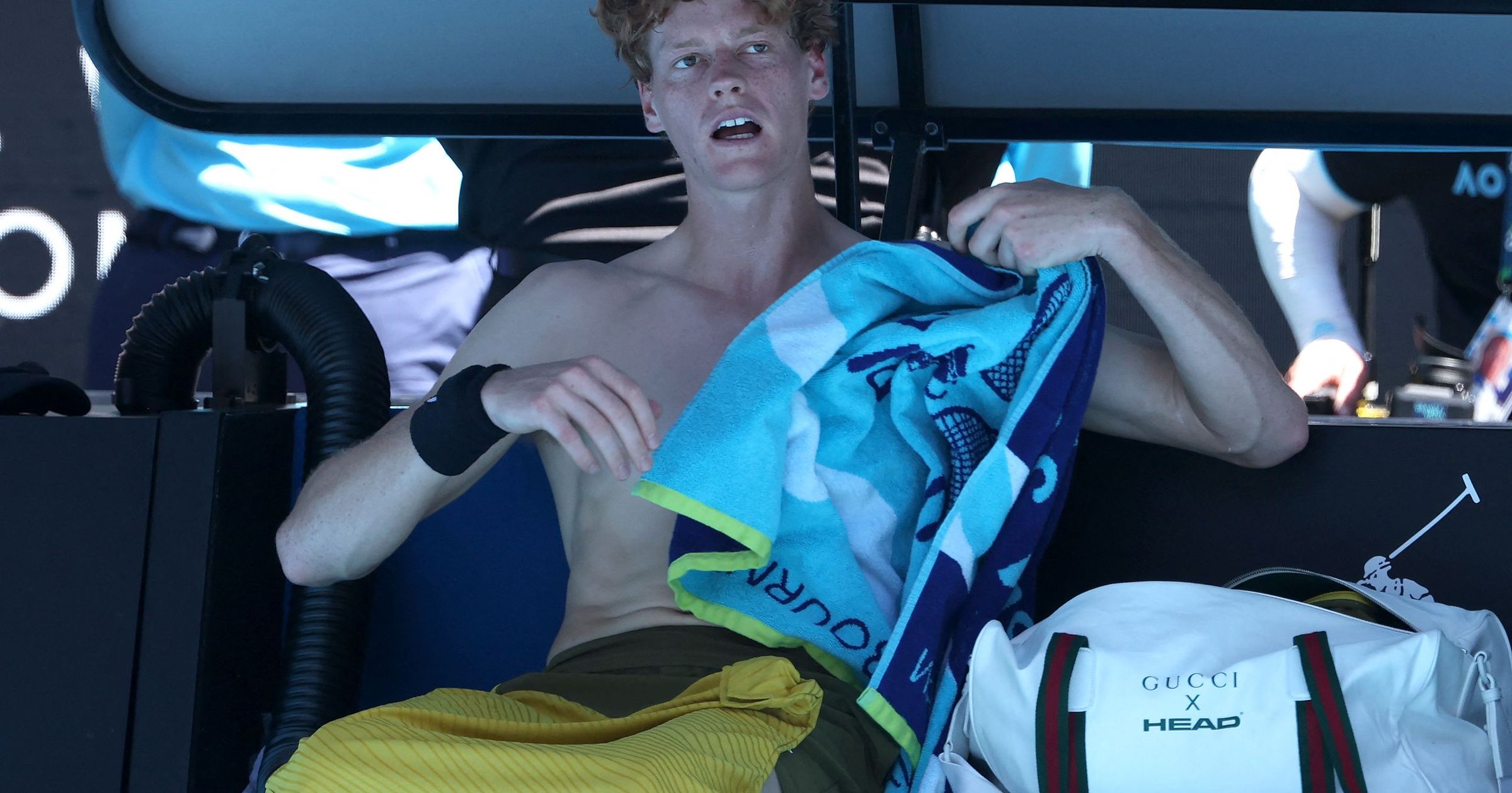 Jannik Sinner scăpă din ghearele căldurii, după un meci epuizant cu Eliot Spizzirri La Australian Open, Jannik Sinner a avut nevoie de toate forțele pentru a trece de compatriotul său american Eliot Spizzirri, într-un meci tensionat desfășurat pe căldurile toropitoare de 37 de grade