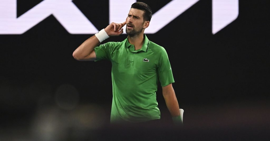 Djokovic se califică fără efort în sferturile Australian Open Novak Djokovic a avansat în sferturile de finală ale Australian Open 2026 fără să joace, după retragerea cehului Jakub Mensik, din cauza unei accidentări