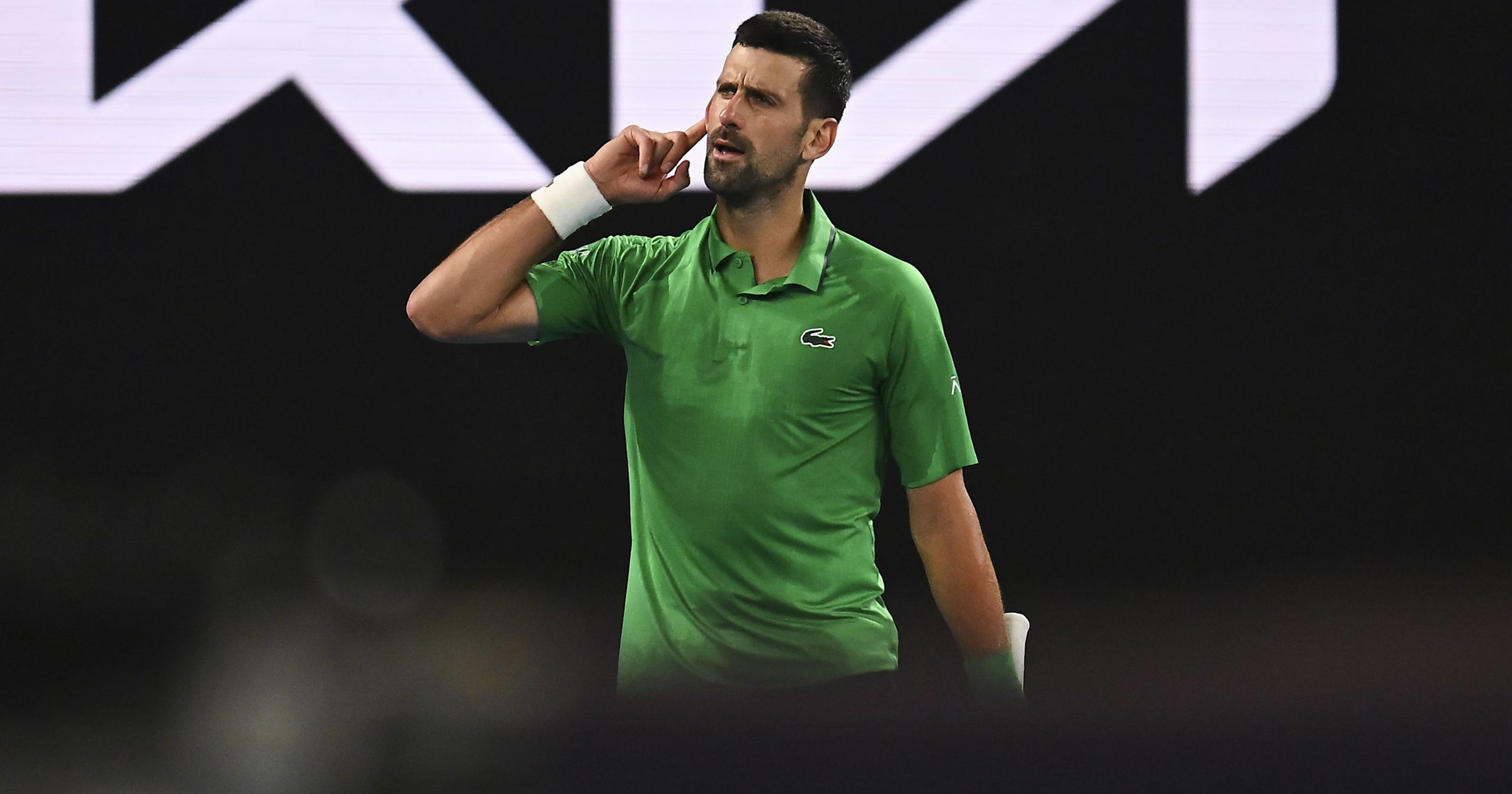 Djokovic se califică fără efort în sferturile Australian Open Novak Djokovic a avansat în sferturile de finală ale Australian Open 2026 fără să joace, după retragerea cehului Jakub Mensik, din cauza unei accidentări
