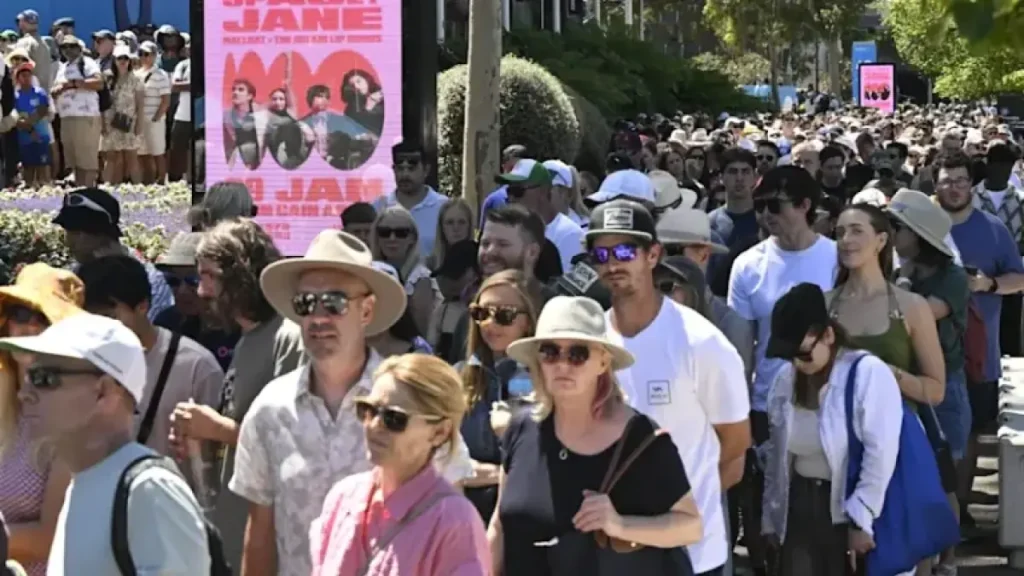 Întârzieri Majore la Intrările Australian Open: Fanii Protestează Peste 73.000 de iubitori ai tenisului s-au adunat duminică la Melbourne Park pentru prima zi a Australian Open, dar atmosfera festivă a fost rapid umbrită de întârzierile semnificative la intrare