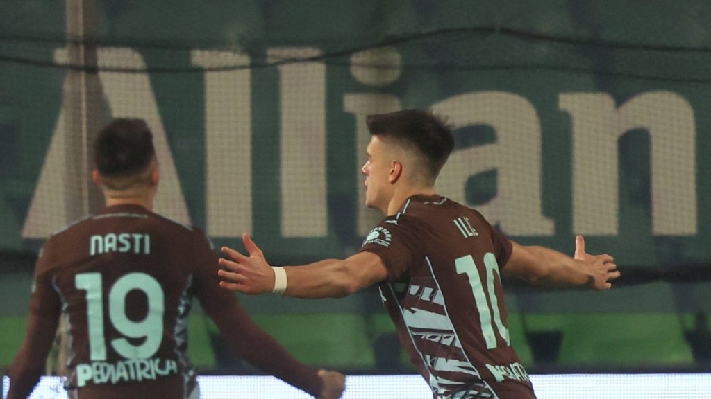Rareș Ilie, împrumutat la FC Empoli: O nouă etapă în cariera tânărului jucător român Rareș Ilie, fotbalistul român în vârstă de 22 de ani, începe o nouă aventură în cariera sa odată cu transferul la FC Empoli, echipă ce evoluează în Serie B, sub formă de împrumut