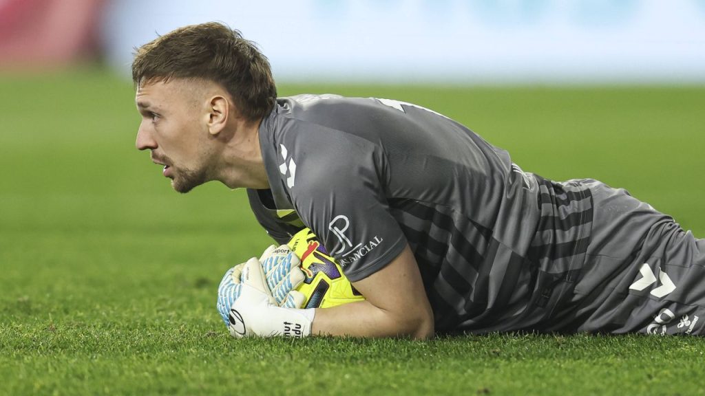 Ionuț Radu, un pilon de încredere la Celta Vigo Portarul român Ionuț Radu, în vârstă de 28 de ani, a reușit să își găsească locul în inima echipei Celta Vigo, devenind o figură esențială atât pe teren, cât și în vestiar