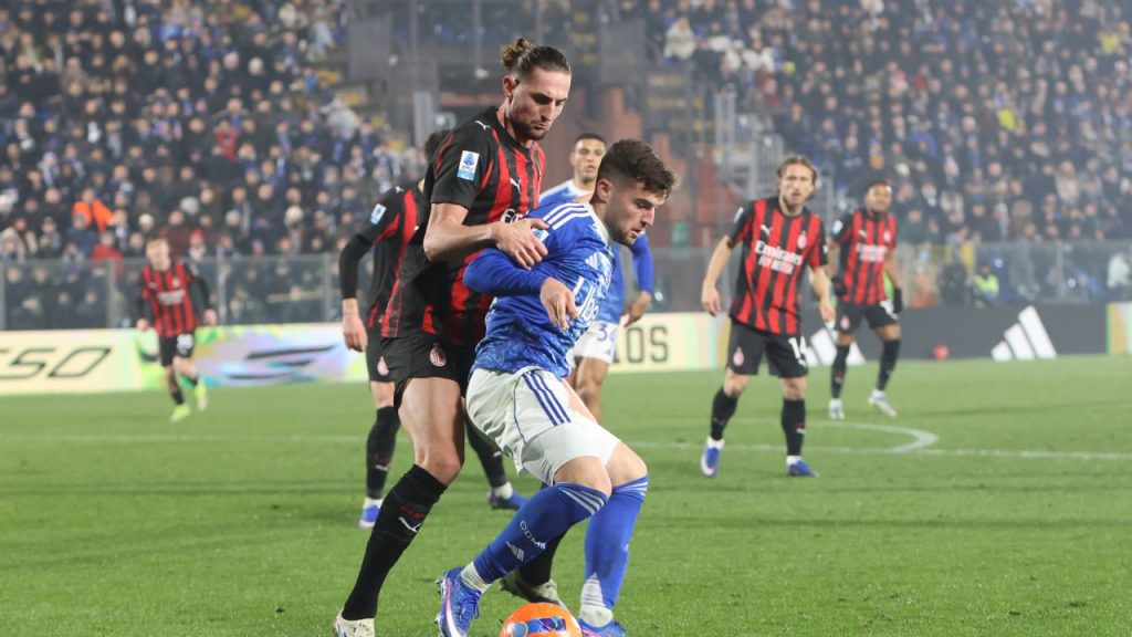 AC Milan se impune în fața lui Como cu 3-1, într-un meci esențial pentru titlu AC Milan a reușit o victorie concludentă, învingând formația Como cu 3-1, într-un meci restant din runda a 16-a din Serie A, disputat pe stadionul San Siro