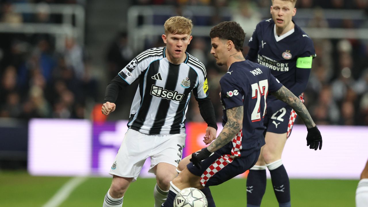 Newcastle învinge PSV cu 3-0, Dennis Man, jucător absent pe teren.