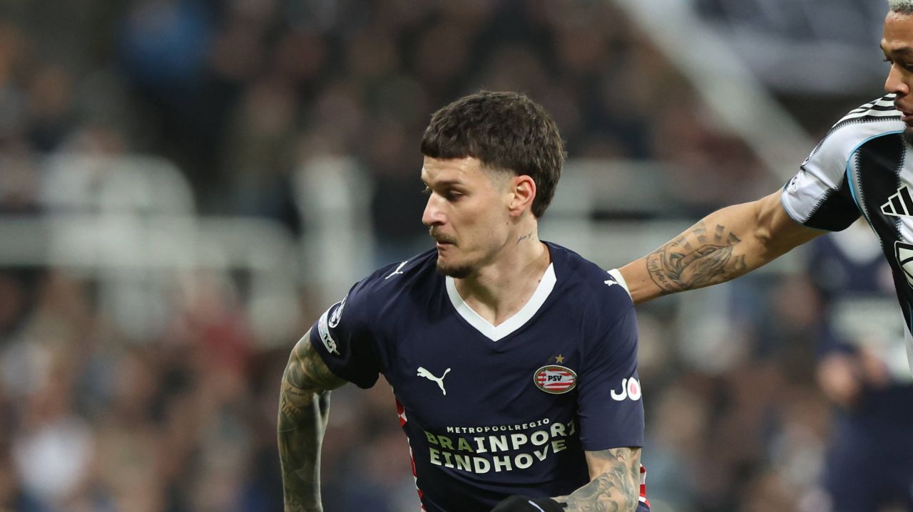 „Coțofenele” oferă o lecție de fotbal olandezilor Un meci de neuitat pe stadionul din Amsterdam Miercuri seară, echipa națională de fotbal a României, supranumită „Coțofenele”, a reușit să scrie o pagină de istorie în fotbalul european, impunându-se cu un rezultat surprinzător în fața Olandei