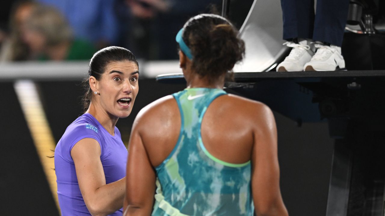 Naomi Osaka a reușit să obțină o victorie dramatică în fața Soranei Cîrstea, în turul al doilea al Australian Open, cu scorul de 6-3, 4-6, 6-2