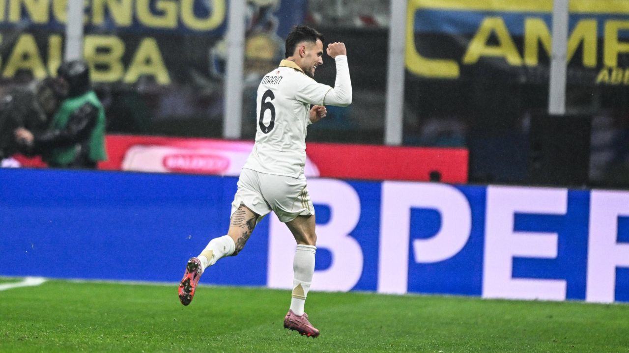 Marius Marin, în atenția antrenorului după un debut zbuciumat Într-o seară agitată pe terenul de fotbal, Marius Marin a avut parte de o prestație care a stârnit controverse