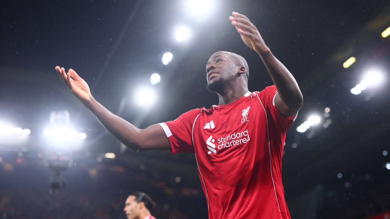 Ibrahima Konate, eroul serii de pe Anfield, revine triumfător după o pierdere dureroasă Ibrahima Konate a fost protagonistul unei nopți emoționante pe stadionul Anfield, reușind să marcheze un gol esențial în victoria categorică a lui Liverpool împotriva echipei Newcastle, scor 4-1
