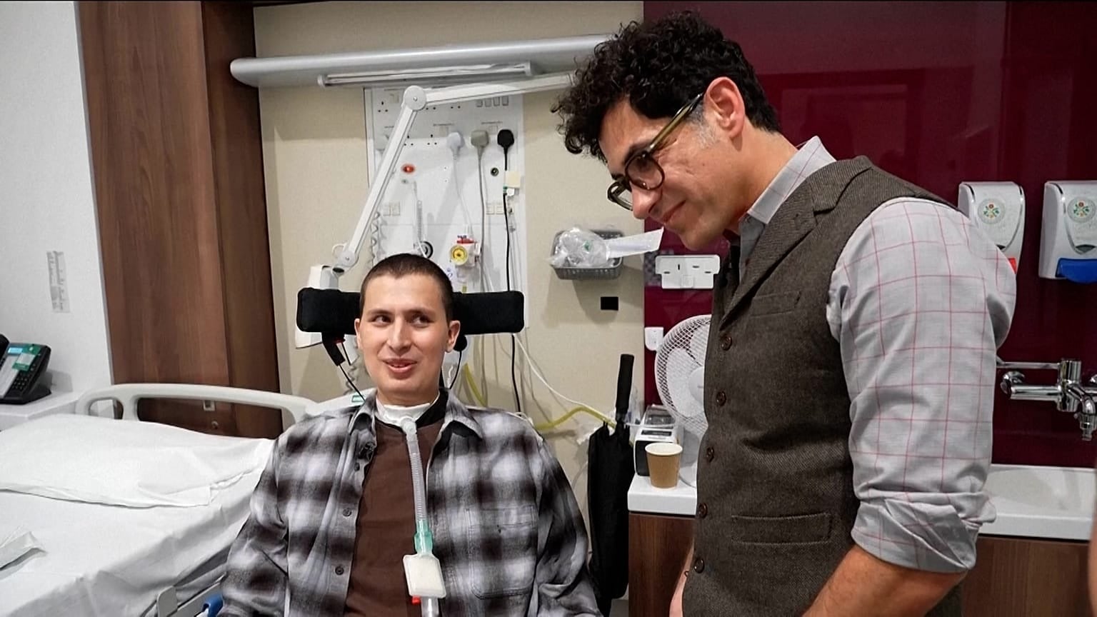 Un pas uriaș în combaterea paraliziei a fost făcut recent în Regatul Unit, unde un tânăr student la Medicină, Sebastian Gomez-Peña, a reușit să-și redobândească o parte din independență folosind un implant cerebral dezvoltat de Neuralink, compania fondată de Elon Musk