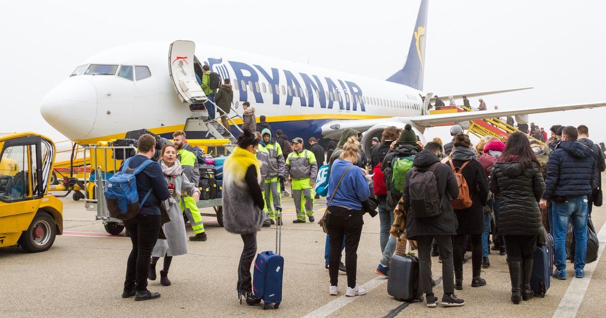 Zbor Ryanair în panică: turbulențe provocate de un avion de vânătoare!